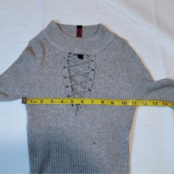 Yoki Gray Ribbed Lace Up Chest Mock Neck Long Sleeve Sweater Size Small - Picture 2 of 11
